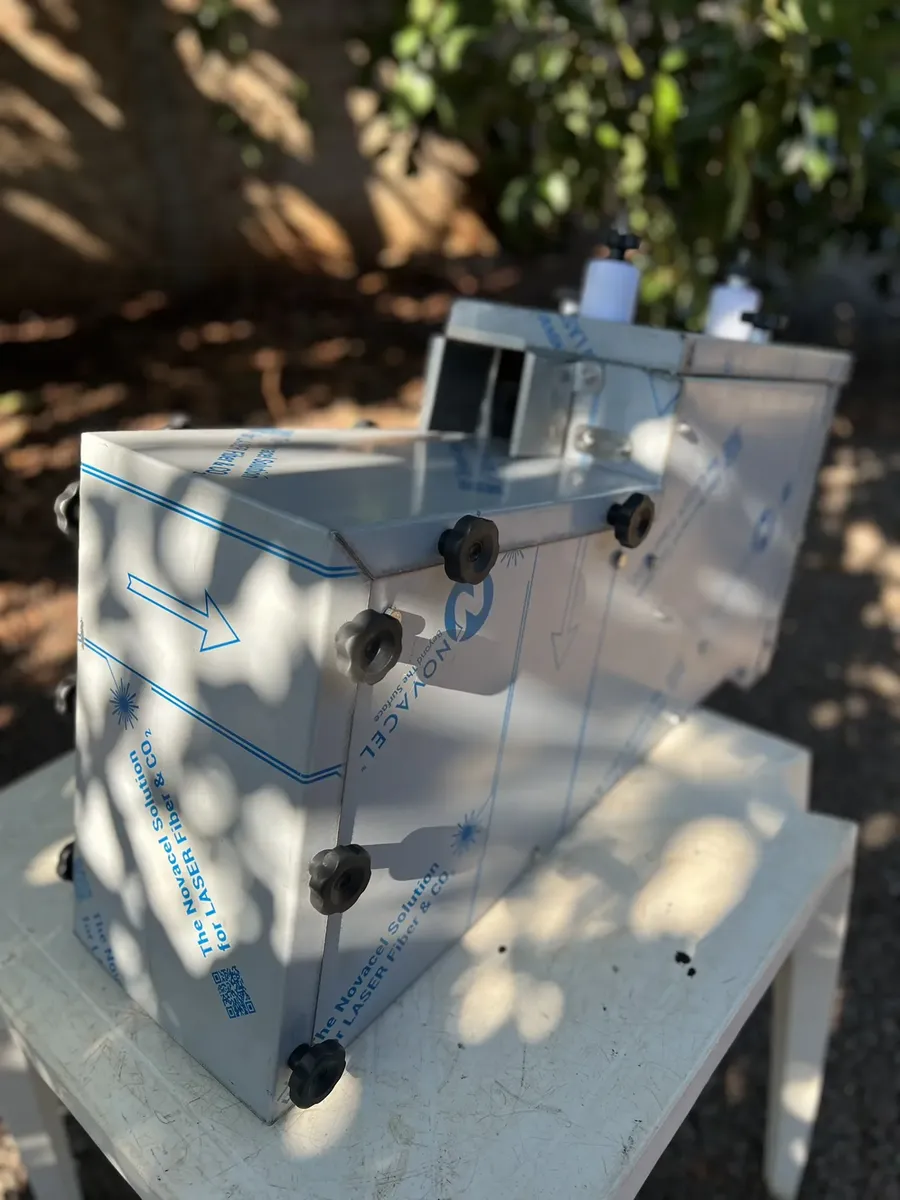 Modelo 4000 — traseira com chave e saídas